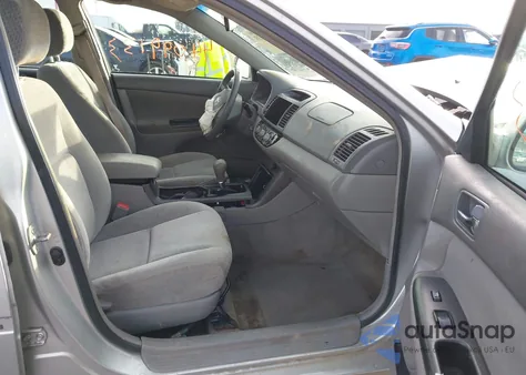 2005 Toyota Camry Le z USA, uszkodzony, nr VIN 4T1BE32K75U542685